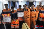 Cứu hộ 9 thuyền viên tàu cá sắp chìm trên vùng biển Nghệ An - Hà Tĩnh
