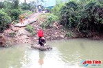 Video: Người dân “đánh cược” tính mạng trên bè xốp qua sông