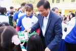 Quỹ sữa vươn cao Việt Nam đem niềm vui cuối năm đến trẻ em Hưng Yên