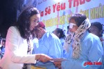 Người đẹp Tràng An mang "nắng ấm" đến bệnh nhân nghèo Lộc Hà