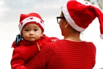 Ảnh đời thường không khí đón Noel ở Hà Nội qua ống kính PV Reuters