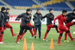 U-23 Việt Nam tập làm quen với mặt sân chính