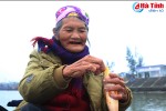 Video: Cụ bà 75 tuổi vẫn chèo thuyền, quăng câu “thách thức” sóng biển