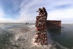 Bức tường kỳ lạ xây bằng... 2.000 con cá giữa hồ băng