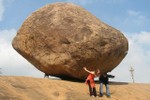 Kỳ lạ tảng đá nặng 250 tấn đi ngược quy luật của tạo hóa