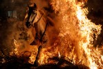 Độc đáo lễ hội phi ngựa qua lửa ở Tây Ban Nha