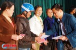 Vingroup trao 200 suất quà cho người nghèo Can Lộc