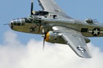 Máy bay “chiến binh đại bàng cắp bom” B-25D tung cánh đầy uy lực
