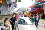 [Photo] Hàng nghìn người về đền Chợ Củi trước ngày giỗ Đức thánh Hoàng Mười