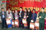 Chủ tịch UBND tỉnh tặng quà đồng bào dân tộc Chứt và gia đình chính sách