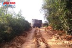 Lợi dụng chở đất xây dựng NTM, xe quá tải “băm” nát đường làng!