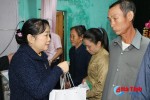 Ngân hàng CSXH Hà Tĩnh gói 300 bánh chưng tặng người nghèo