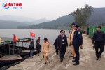 Tuân thủ quy định an toàn lúc đi thuyền trên đường lên chùa Hương