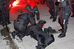 Hỗn chiến kinh hoàng giữa fan Spartak Moscow và Bilbao, 1 cảnh sát thiệt mạng