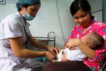 Dịch sởi có nguy cơ bùng phát, xem xét tiêm vaccine cho trẻ sớm hơn