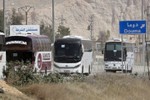 Cận cảnh đoàn xe bus chở phiến quân Syria rút chạy khỏi Đông Ghouta