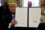 Gần 2.000 người bị cấm vào Mỹ theo sắc lệnh của Tổng thống Trump