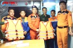 Cứu 2 ngư dân Hà Tĩnh gặp nạn trên vùng biển đảo Bạch Long Vỹ