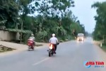 Video: Người đàn ông đi xe máy "lượn như én" trên đường mòn ở Hà Tĩnh