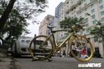 Bí ẩn chiếc xe đạp mạ vàng đắt ngang chung cư, người mua ra giá cả tỷ đồng