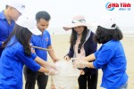 Hơn 1.200 đoàn viên Nghi Xuân làm vệ sinh môi trường biển