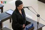 Cựu ĐBQH Châu Thị Thu Nga buồn bã cúi đầu trong phiên tòa xử phúc thẩm