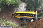 Xe buýt lao xuống sông ở Kenya, ít nhất 63 người thương vong