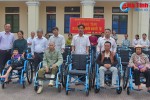 Trao tặng 25 xe lăn cho người khuyết tật Vũ Quang