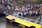 Ấn Độ: Lật xe tải, 19 công nhân thiệt mạng vì bị ximăng đè lên người