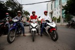 Reuters viết về những “hiệp sĩ đường phố” ở Việt Nam