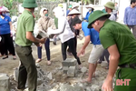 Cán bộ, phóng viên Báo Hà Tĩnh giúp dân xây dựng nông thôn mới