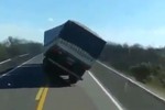 Video: Xe tải mất lái, thùng hàng "nhảy múa" như... làm xiếc!