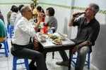 "Người ăn bún chả với ông Obama" ở Việt Nam qua đời ở tuổi 61