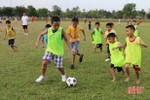 Trẻ em Hà Tĩnh hào hứng với lớp năng khiếu bóng đá