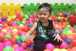 Kinh ngạc bé 5 tuổi nói tiếng Anh “như gió” ở Hà Tĩnh
