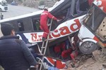 Xe buýt đâm vào tảng đá trên đường cao tốc, 12 người thiệt mạng