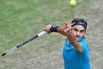 Federer chạm 1 tay vào cup vô địch Halle Open