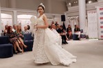 Chiếc váy cưới bằng giấy vệ sinh có giá hơn 200 triệu đồng