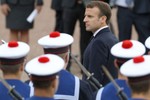 Pháp dự định ra luật buộc nam nữ đi lính từ 16 tuổi
