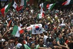 Cổ động viên Mexico vây kín sứ quán Hàn Quốc để ăn mừng