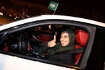 Phụ nữ Saudi Arabia hân hoan được lái xe ô tô tự do và hợp pháp