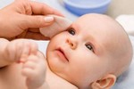 Mách mẹ cách vệ sinh mắt, mũi cho trẻ sơ sinh