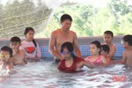 Lớp học bơi miễn phí của thầy Tùng