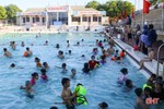 Thời tiết oi bức, người dân thành phố Hà Tĩnh dồn về bể bơi giải nhiệt