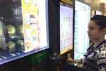 Những chiếc máy bán hàng tự động chỉ nhận “quẹt” điện thoại để thanh toán ở TP HCM