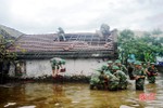 Lực lượng vũ trang Hà Tĩnh giúp dân khắc phục hậu quả lốc xoáy, mưa lũ