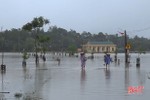 Nước sông dâng nhanh, cô lập nhiều tuyến đường, nhà dân ở Vũ Quang