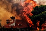 Cháy rừng ở Hy Lạp nhấn chìm mọi thứ trong biển lửa