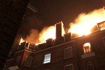 Cháy chung cư 5 tầng ở Anh, 100 lính cứu hỏa được điều động