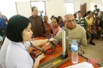 Đoàn tình nguyện Hà Tĩnh khám, cấp thuốc cho 500 người dân bản Phôn Tan